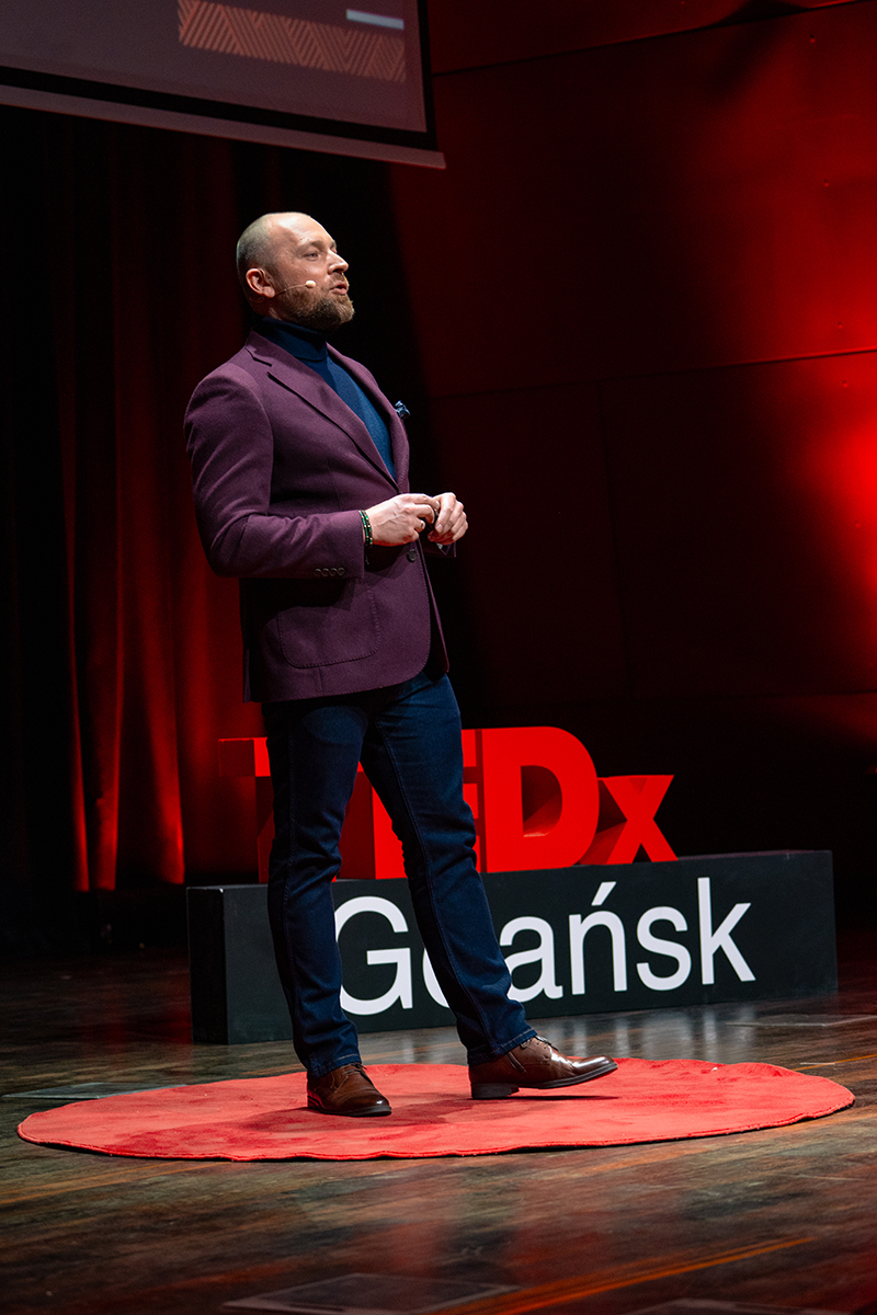 Marek Ziemba na scenie TEDx Gdańsk